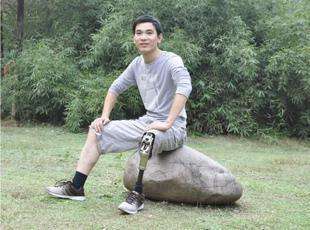 假肢怎么安裝在腿上安裝上假肢走路有什么技巧么(圖1) 假肢怎么安裝在腿上安裝上假肢走路有什么技巧么(圖1)